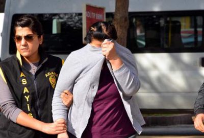 Gardıropta yarı çıplak yakalandı