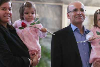 Mazbatasını ikizleriyle aldı