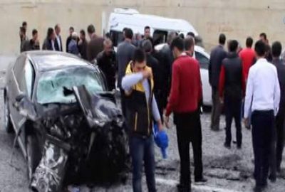 Otomobil ile minibüs çarpıştı: 20 yaralı