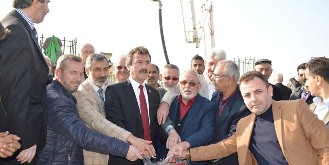 Doğduğu mahalleye cami yaptırıyor