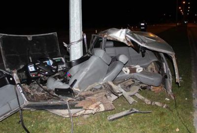 Elektrik direğine çarpan otomobil ikiye ayrıldı