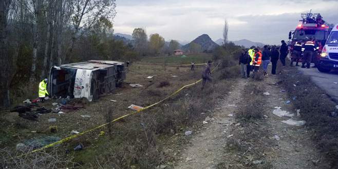 Yolcu otobüsü devrildi: 1 ölü, 41 yaralı