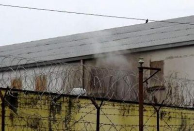 Mahkûmlar yatakları yaktı, 24 kişi hastanelik oldu