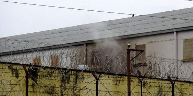 Mahkûmlar yatakları yaktı, 24 kişi hastanelik oldu