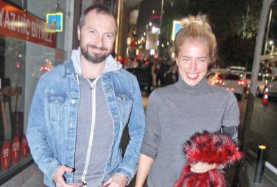 Kendi hallerine güldüler