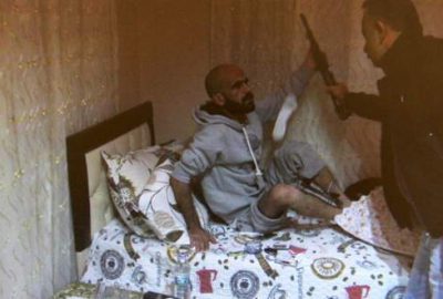 Yatağında kalaşnikofla yakalandı!