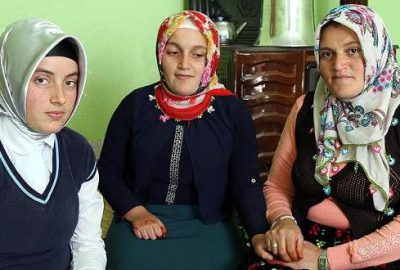 Görme engelli Şerife’ye annesi ve kuzeni ‘ışık’ oldu