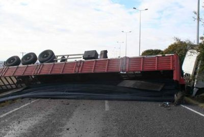 Hapşırık TIR’ı devirdi!