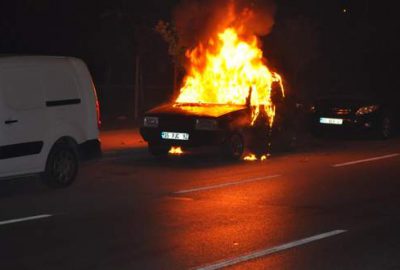 Park halindeki otomobil yandı