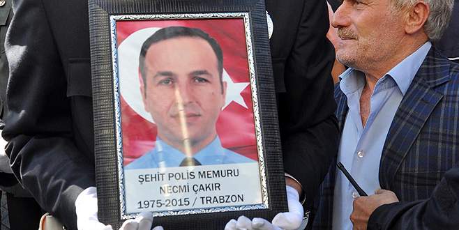 Hayırsever iş adamı şehidin ailesine ev bağışladı