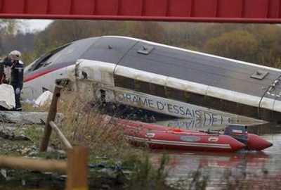 Fransa’da tren raydan çıktı: 10 ölü
