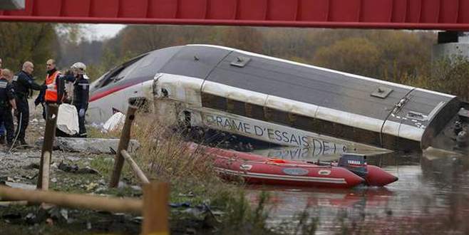 Fransa’da tren raydan çıktı: 10 ölü