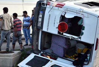 Tarım işçilerini taşıyan minibüs devrildi: 23 yaralı