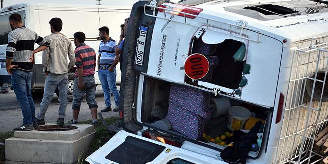 Tarım işçilerini taşıyan minibüs devrildi: 23 yaralı
