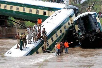 Pakistan’da tren kazası: 13 ölü, 150 yaralı