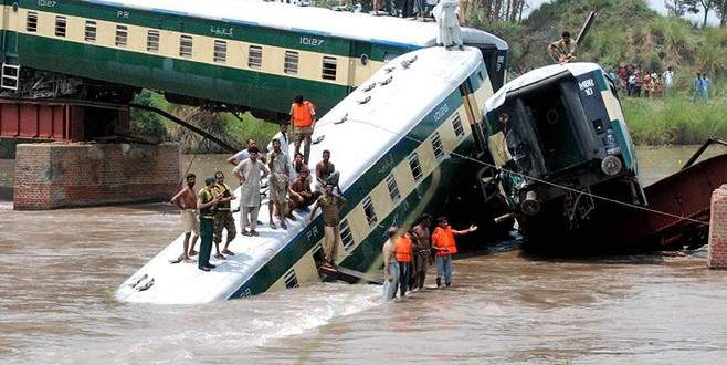 Pakistan’da tren kazası: 13 ölü, 150 yaralı