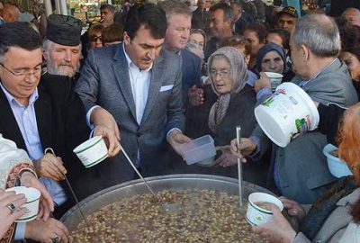 Bursalı başkan, Bulgaristan’da papazla aşure dağıttı