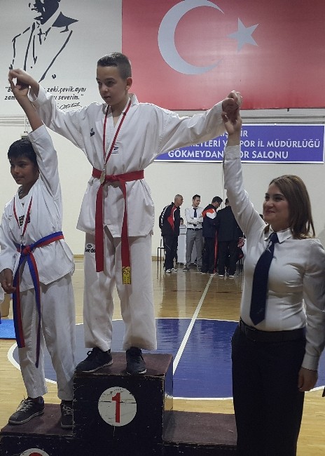 Arı Gençlik Hizmetleri Spor Kulübü Madalyaları Topluyor