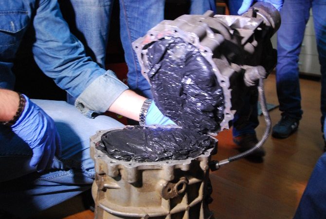Bahçelievler’de düzenlenen uyuşturucu operasyonunda bir kadın tarafından teslim alınan kargo