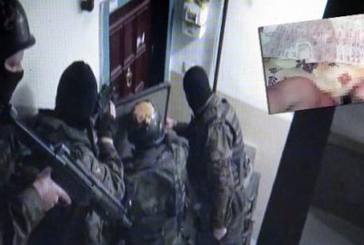 Çaldıkları parayla selfi çektiren çete yakalandı