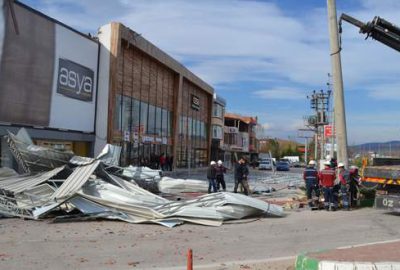 İnegöl’de lodos yıkıp geçti