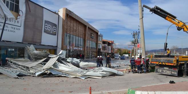 İnegöl’de lodos yıkıp geçti