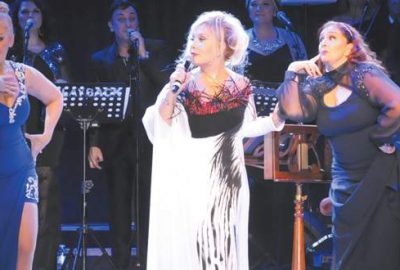 Doğum gününü sahnede kutladı