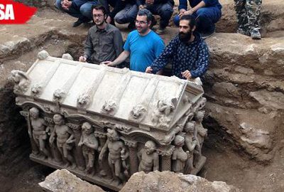 Kaçak definecilerin yağmaladığı lahit, yeni yerinde