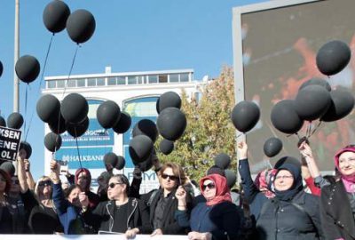 Aynur doktor için siyah kurdele eylemi
