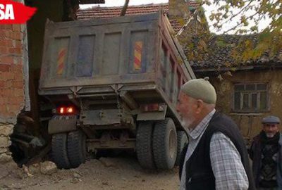 Freni boşalan hafriyat kamyonu eve girdi