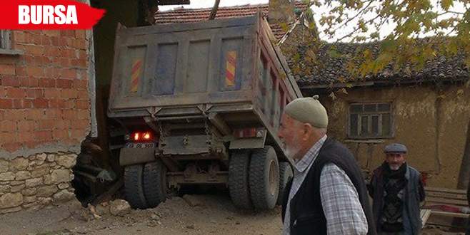 Freni boşalan hafriyat kamyonu eve girdi
