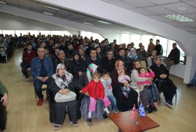 Kucaklarında Çocuklarıyla Destek Başvurusuna Geldiler