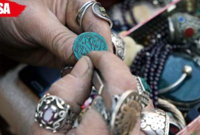 Eski madeni paraları takıya dönüştürüyor