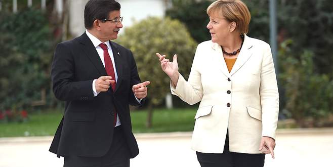Davutoğlu, Merkel ile telefon görüşmesi yaptı
