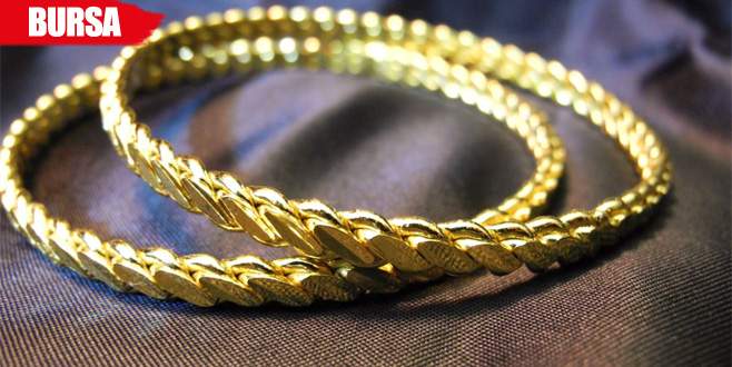 Annesinden sakladıkları altınları kaptırdılar