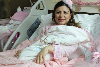 İlk tüp bebek anne oldu