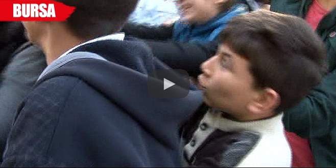 Kameralara konuşmak için birbirlerini tokatladılar