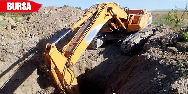 İş makinesiyle define arayan 5 kişi yakalandı