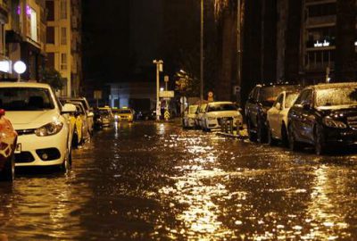İzmir’de sağanak hayatı felç etti