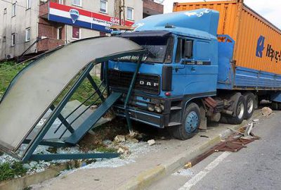 TIR, otobüs durağına daldı