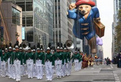 Keskin nişancılar eşliğinde Şükran Günü Yürüyüşü