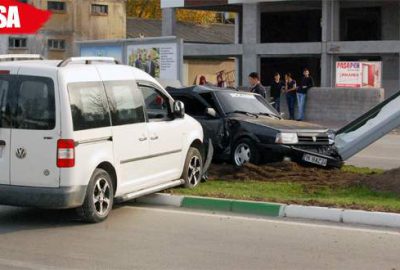 Refüje çıkan aracı görünce panik yaptı, o da çarptı