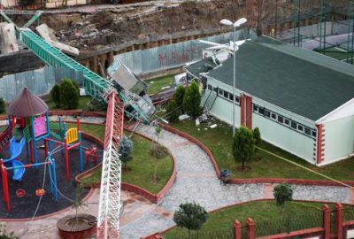 Kule vinç spor tesisine devrildi: 2 ölü