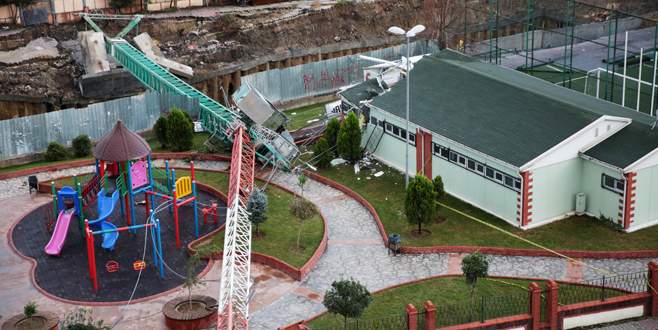 Kule vinç spor tesisine devrildi: 2 ölü