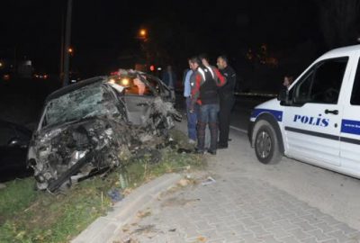 Bursa’da otomobil bahçe duvarına çarptı: 1 ölü, 1 yaralı