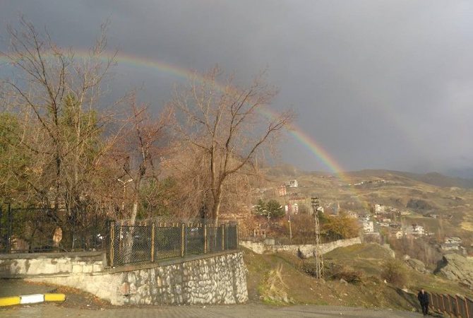Hakkari’de yağışların ardından oluşan gökkuşağı seyrine doyumsuz bir güzellik oluşturdu.