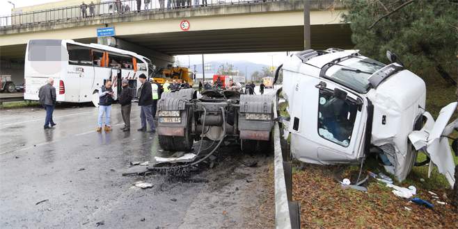 Yolcu otobüsü ile TIR çarpıştı: 25 yaralı