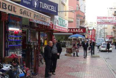 Sevgilisine kızdı sokak ortasında cinsel organını kesti!