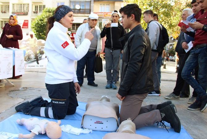 Manisa’da Acil Sağlık Hizmetleri kapsamında gerçekleştirilen etkinlikte vatandaşlara uygulamalı olarak