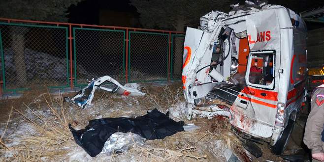 Kazaya müdahale eden ekiplere TIR çarptı: 2 ölü, 6 yaralı